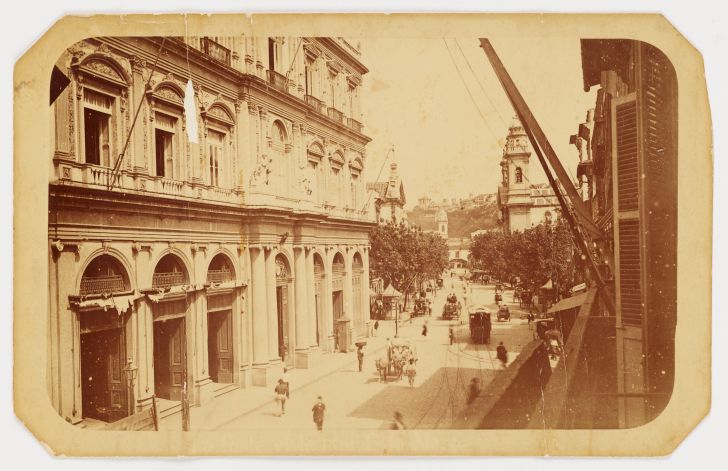 Imagem: Rua Direita, atual Rua Primeiro de Março; ao fundo o Morro do Castelo Marc Ferrez/Acervo Instituto Moreira Salles