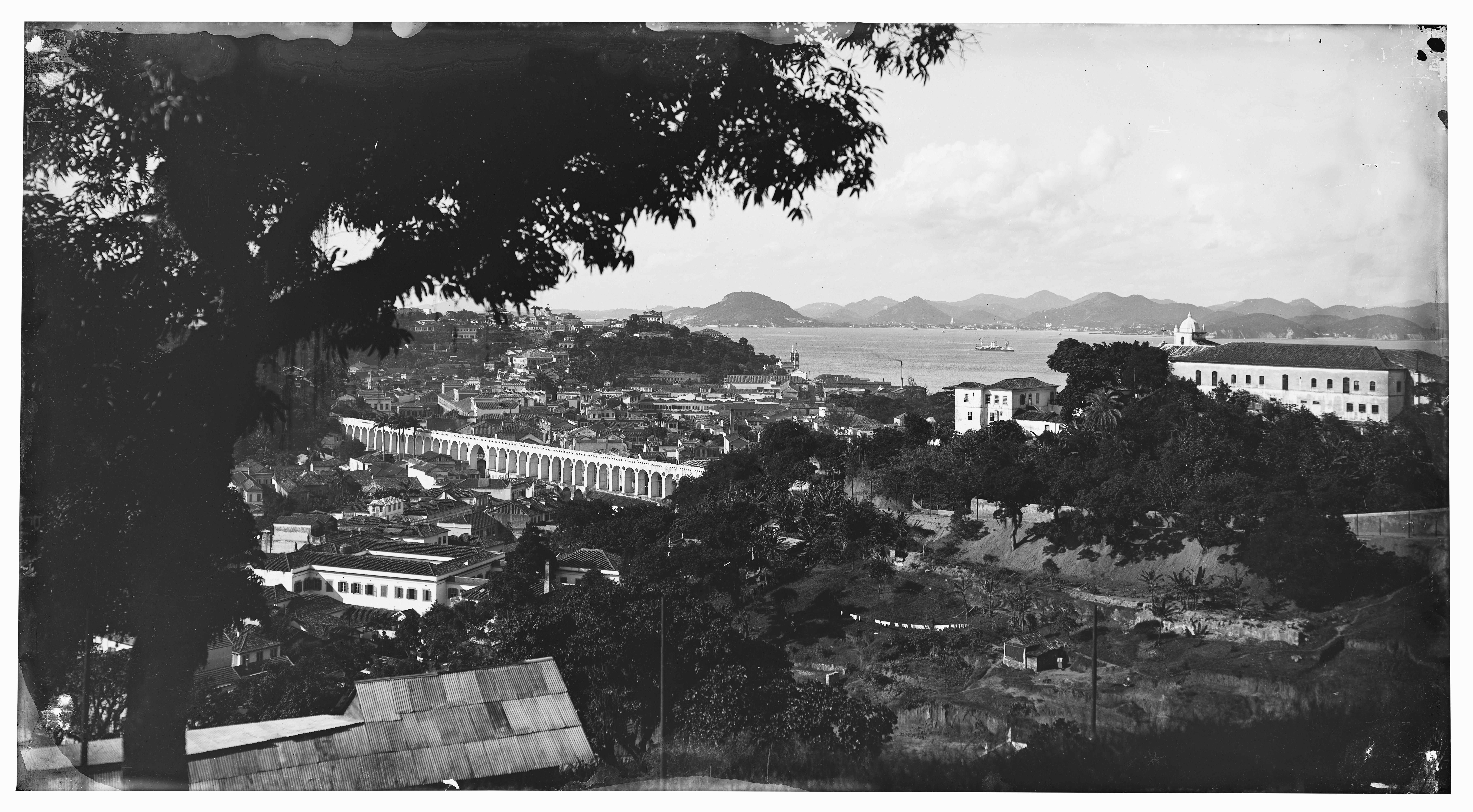 Imagem: Bairro da Lapa, Aqueduto da Carioca e Convento de Santa Teresa; a partir de Santa Teresa Marc Ferrez/Acervo Instituto Moreira Salles